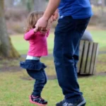 Así es el efecto ‘padre de una niña’: psicólogos de EEUU revelan que son parejas más cariñosas y comprensivas