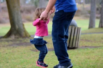 Así es el efecto ‘padre de una niña’: psicólogos de EEUU revelan que son parejas más cariñosas y comprensivas