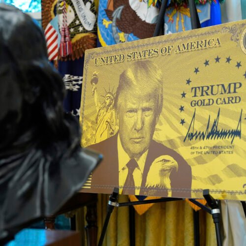 Aeropuertos, billetes, instituciones o el Monte Rushmore: el culto sin precedentes a la imagen de Trump