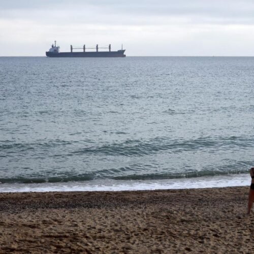 Rusia intensifica la presión sobre las exportaciones ucranianas al atacar un carguero en el mar Negro