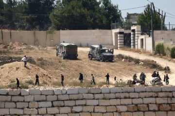 Soldados israelíes desmantelan una carpa de radicales que sitiaban una casa palestina en Cisjordania