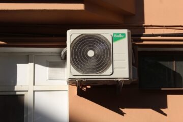 La Ley de Propiedad Horizontal lo confirma: puedes reclamar si el aire acondicionado del vecino gotea sobre tu terraza