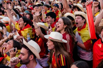 La Policía Nacional detiene a cinco personas por intentar agredir a un chico con la camiseta de España