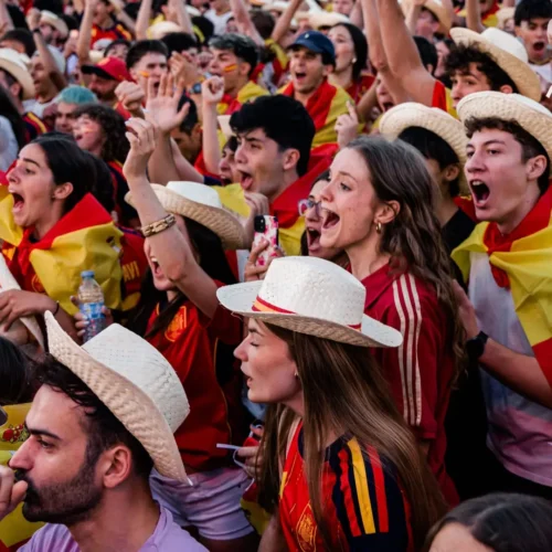 La Policía Nacional detiene a cinco personas por intentar agredir a un chico con la camiseta de España