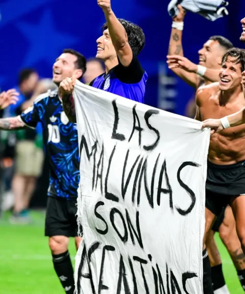 Un vídeo inédito revela cómo llegó la polémica bandera de las Malvinas a los jugadores argentinos en el Mundial 2026