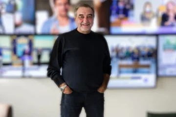 El FesTVal de Vitoria-Gasteiz premia al productor de ‘Al Salir de Clase’, César Benítez, por su carrera de 40 años