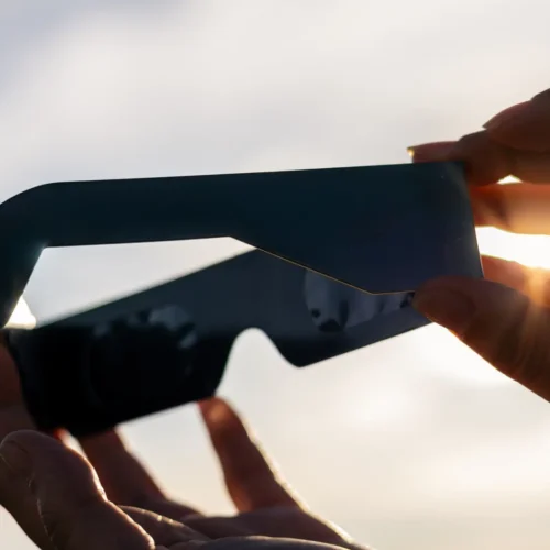 Irritación, visión borrosa o manchas oscuras: los síntomas de que has podido dañar tus ojos durante el eclipse solar