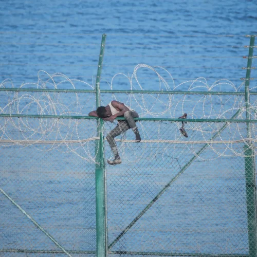 De las concertinas a los centros de retorno: cómo Europa ha endurecido su política migratoria en la última década