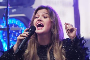 Kelly Clarkson sufre un percance con su blusa en pleno concierto: «Ahí están mis pechos»