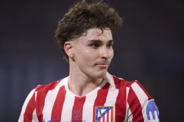 Julián Álvarez vuelve con el Atlético con su futuro todavía en el aire