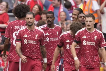 Bombazo a la vista en la Premier League: tres de las personas más ricas del mundo, cerca de comprar casi un tercio del Liverpool