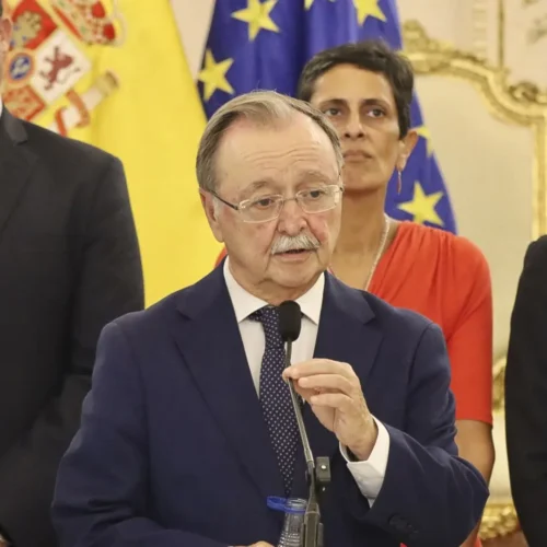 Vivas pide tras su reunión con Robles un plan de devolución de los migrantes irregulares y dice que Ceuta «está cada día peor»