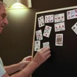 Una despedida entre cartas, un sombrero de copa y un violín: una capilla ardiente laica y festiva para Juan Tamariz
