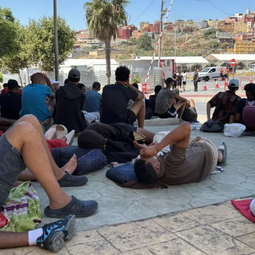 Casi 10.000 inmigrantes malviven en la calle en Ceuta y la Policía alerta por la seguridad: «Se disparan las llamadas al 091»