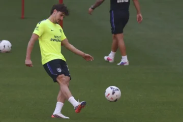 Julián Álvarez no se entrena con el Atlético de Madrid «por una indisposición»