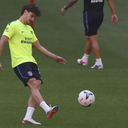 Julián Álvarez no se entrena con el Atlético de Madrid «por una indisposición»