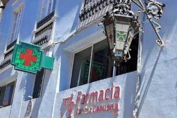 ¿Sabías que antes de las cruces luminosas las farmacias de guardia se anunciaban con faroles?