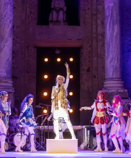 Las musas se imponen a Zeus, la IA y la lluvia a ritmo de musical en el Festival de Mérida