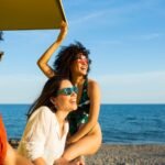 La redefinición de los ligues de verano: no tienen por qué acabar en relación y las ‘apps’ se adaptan a las nuevas realidades