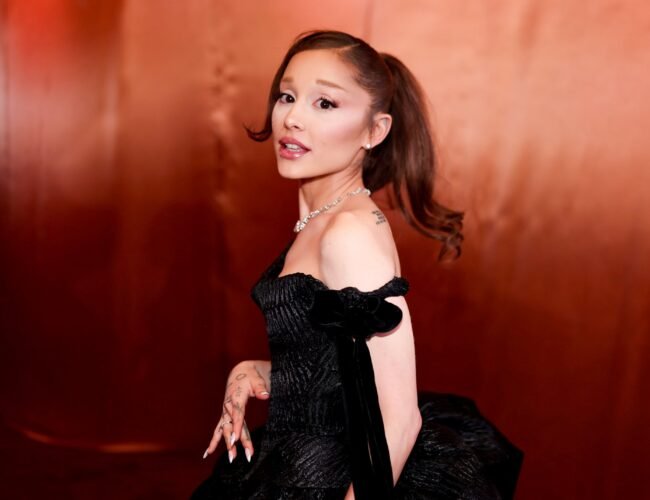 Ariana Grande hace oficial su relación con Ricky Álvarez con una publicación en Instagram