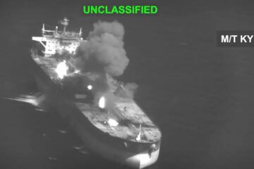 EEUU ataca tres buques iraníes tras el lanzamiento de misiles contra un portaaviones estadounidense