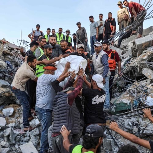 El colapso de un edificio dañado en la guerra en Gaza causa al menos 20 muertos