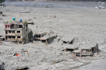 Los 500 huérfanos del «apocalipsis» de Nepal y el llamamiento de su primer ministro: «Lo que sucedió fue una advertencia para el mundo»