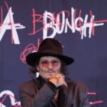 Johnny Depp presenta su primera escultura, inspirada en un garabato de su hijo, en Estambul