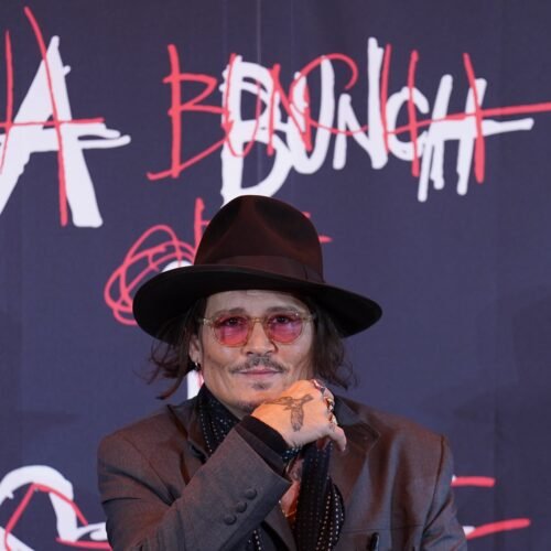 Johnny Depp presenta su primera escultura, inspirada en un garabato de su hijo, en Estambul