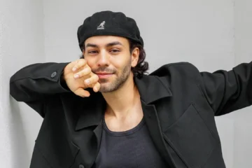 Agoney estrena ‘Cine de Terror’, un nuevo sencillo que convierte el miedo en una película