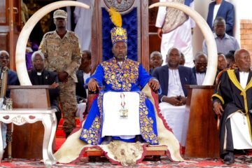 Un presentador de televisión es coronado como nuevo rey de Tooro, en Uganda, tras una sucesión marcada por guerras internas