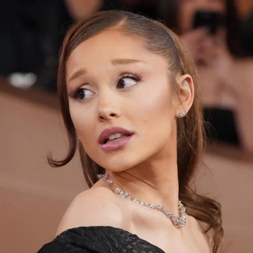 Ariana Grande afronta el cierre de su gira en Londres con una lesión en el pie: «Esta noche sin mis tacones característicos»