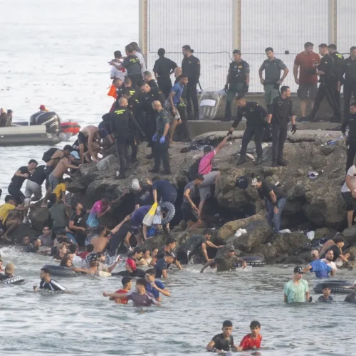 La inteligencia militar alertó el día de la avalancha en Ceuta de la actitud «negligente y pasiva» de las fuerzas marroquíes
