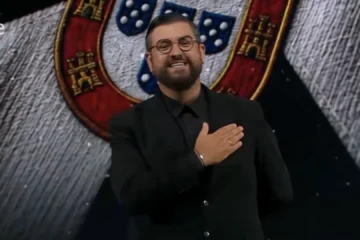 Manu Sánchez estrena ‘El perro andaluz’ dedicando su monólogo a Ceuta: «Es ejemplo de convivencia, pluralidad y coexistencia»