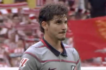 Frío saludo de Julián Álvarez a la afición del Atlético de Madrid desplazada a San Mamés