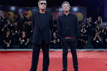 Los hermanos Gallagher juegan al suspense y aparecen por sorpresa en el Festival de Venecia en el estreno de su documental
