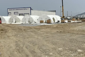 El Gobierno dice que las carpas en el puerto de Ceuta son «temporales» y pide consenso: «No puede ser que cada paso sea un ‘no'»