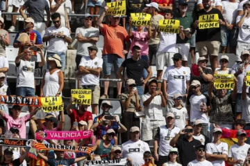 La afición del Valencia se manifiesta contra la directiva en Mestalla tras la ‘manita’ del Barcelona: «No vais a salir»