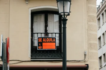 La oferta de pisos de alquiler cae un 20% en tres años tras la aprobación de la ley de vivienda