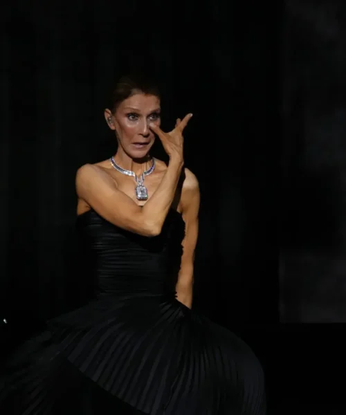 Céline Dion regresa al escenario en París tras seis años ausente por enfermedad: «Prometí no llorar, no cumplo mis promesas»