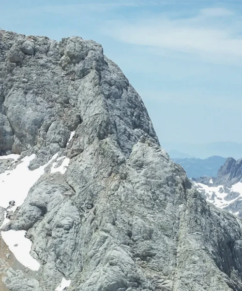 Tragedia en los Picos de Europa: muere un montañero tras una caída de unos 60 metros