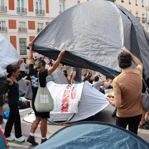 La acampada de Sol revive la ‘esencia 15-M’ con el objetivo de forzar medidas en vivienda y preparar su salto a los barrios