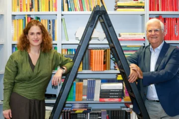 Nazareth Castellanos y Antonio Basanta hacen ‘Un regalo de los Dioses’: «Los políticos no deberían leer más, sino mejor»