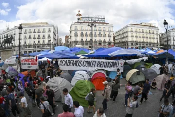 Decreto de vivienda y última hora de la acampada en Sol, en directo | El Sindicato de Inquilinas reclama la convocatoria de una huelga general: «Ahora hay un camino»