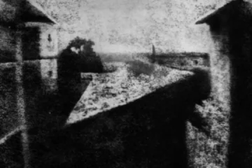 La primera fotografía de la historia, ‘Vista desde la ventana en Le Gras’, vuelve a Francia por el bicentenario de su invención