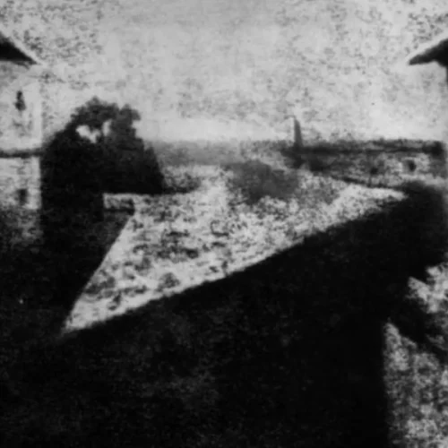 La primera fotografía de la historia, ‘Vista desde la ventana en Le Gras’, vuelve a Francia por el bicentenario de su invención