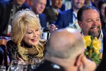 La disputa entre el sobrino de Dolly Parton y su representante se agrava: del despido del primero a la orden de alejamiento por amenazas solicitada por el ‘manager’