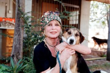 Los objetos personales de Brigitte Bardot se subastan en París por casi un millón de euros con la oposición de su viudo