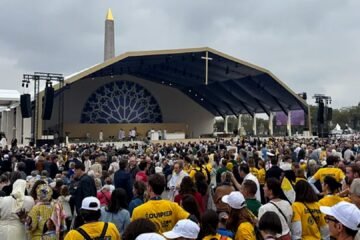 El Papa insta a 700.000 fieles en París a combatir la «sequedad espiritual»
