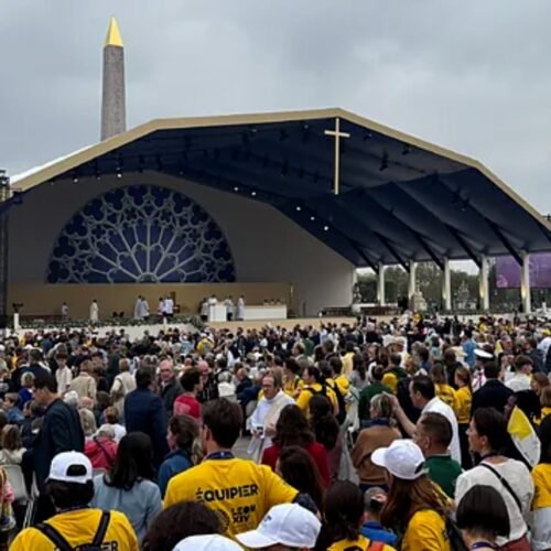El Papa insta a 700.000 fieles en París a combatir la «sequedad espiritual»